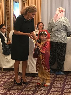 Prezidentka ženského oddělení Turecké unie s nejmladší účastnicí slavnosti pořádané v Constante